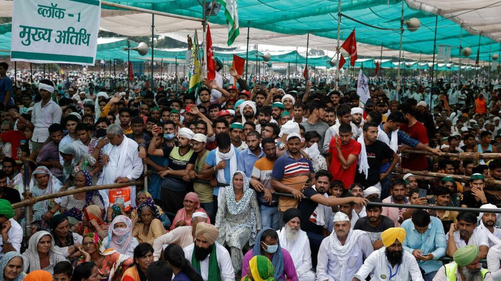 Hundreds of thousands of Indian farmers protest Modi agricultural laws